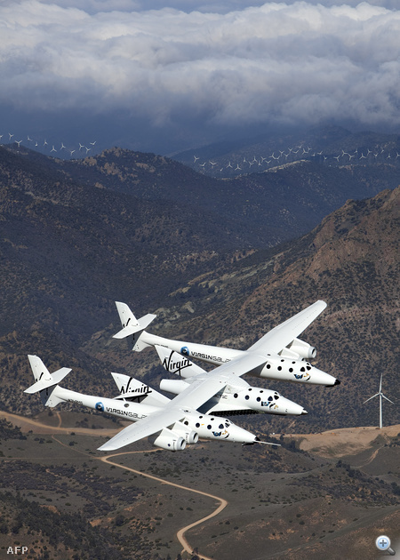 A SpaceShipTwot 2009 decemberében mutatták be a nagyvilágnak. Az űrhajó a tervek szerint 15 kilométeres magasságban válik le a WhiteKnightTwo szállítógépről, majd ezután saját rakétahajtásával jut fel az űrbe, 110 kilométeres magasságba. 