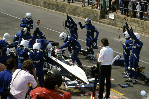 Nelson Piquet Brabham-BMW-jét tankolják 1983-ban, Silverstone-ban. Az FIA a teljesítmény visszafogása miatt 1984-től betiltotta a verseny közbeni utántöltést
                        