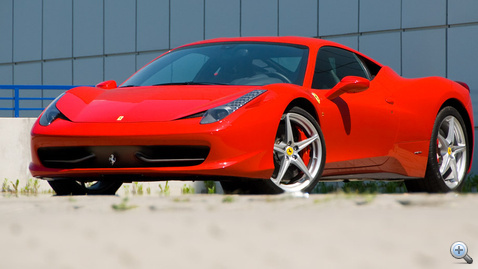 Állítólag a forma szakít a Ferrari utóbbi időkben jellemző hagyományaival. Ha igen, jól teszi