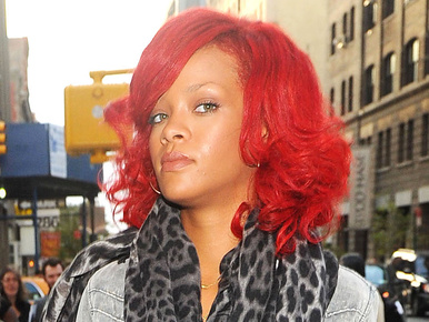 Rihanna piros parókában ebédel