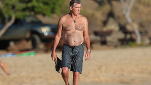Ha James Bond akar lenni, legyen a parton nyuggerkedő és smároló Pierce Brosnan!