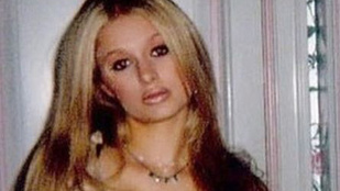 Íme a 15 éves Paris Hilton, amint felfedezi a push-up melltartót