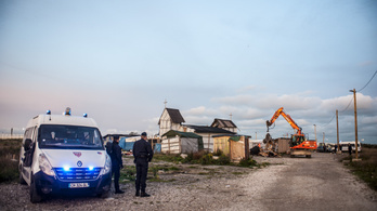 Kövekkel dobáltak meg egy magyar diákokat szállító kisbuszt Calais-nál