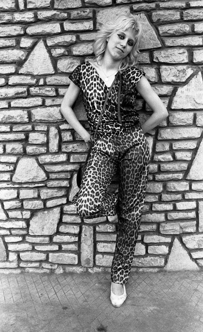 A leopárd mintás ruha a Sex Pistols menedzsereként működő Malcolm McLaren Sex nevű boltjából terjedt el, ahol többek között a BDSM-pápa John Sutcliffe is útnak indította fétisruháit. Ruháinak cipzárokkal telerakott darabjai szintén beszivárogtak később a punkok ruhásszekrényébe. 