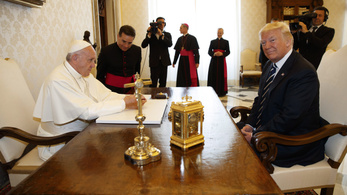 Ferenc pápa és Donald Trump először találkozott a nagy beszólogatások után