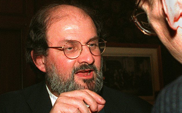 Salman Rushdie-ról nem sok sajtófotó készült a '90-es évek első felében. Ez a kép 1996-os.