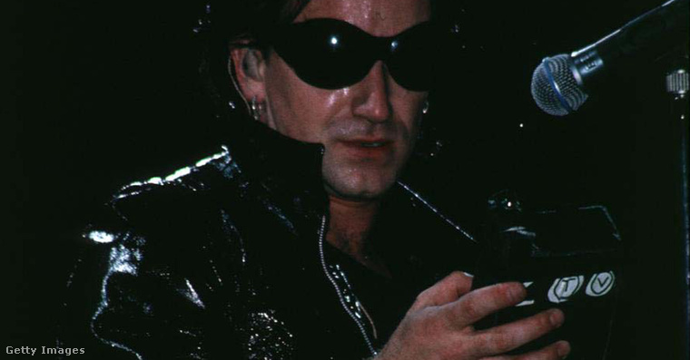 Bono a Zoo TV című turné New York-i állomásán 1992. augusztusában.