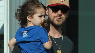 Ryan Gosling kislánya, Esmeralda már a fotósokat is levette a lábáról