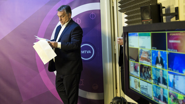 Orbán megüzente, választani kell: bank vagy média