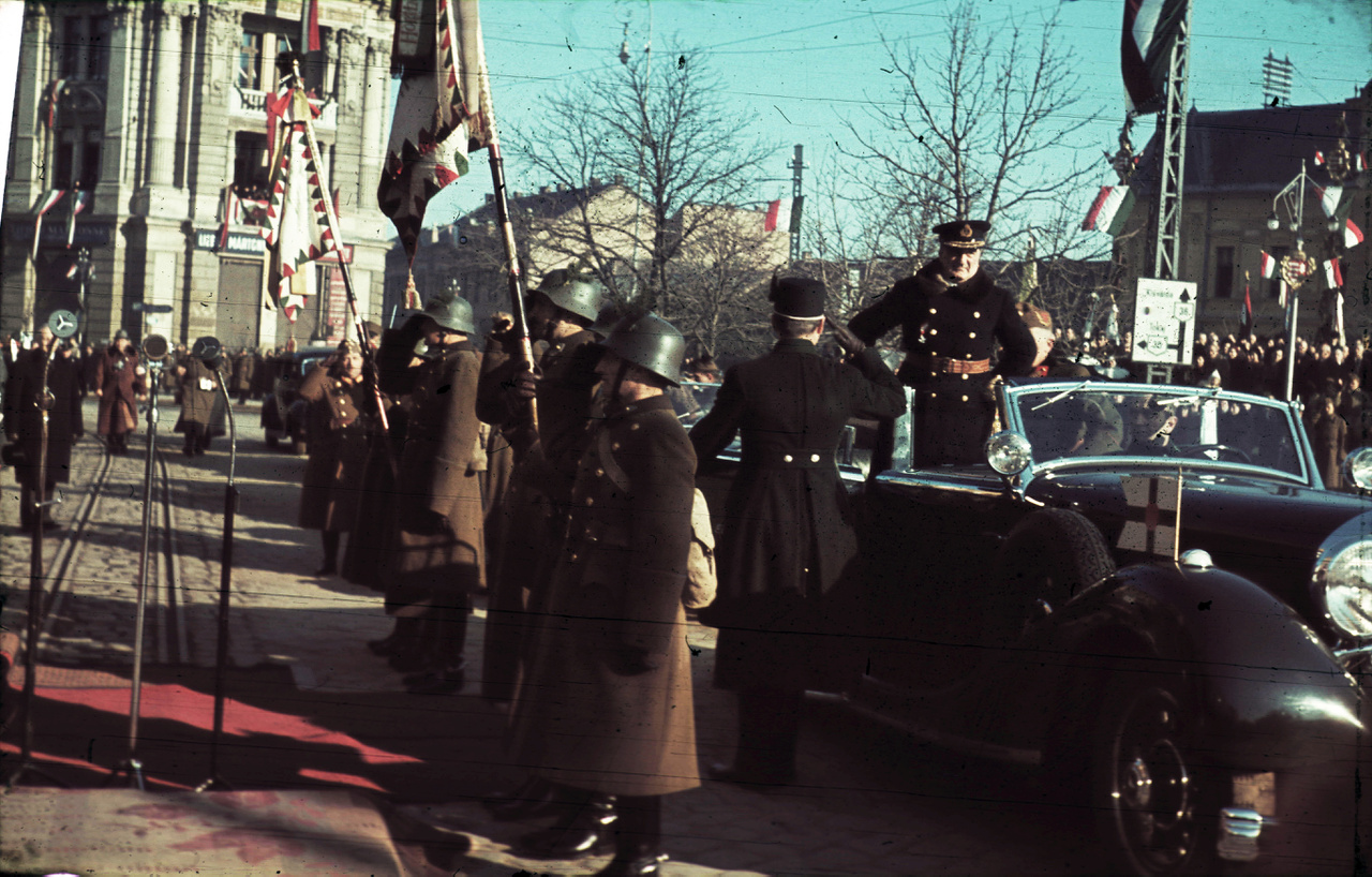 1941 Kossuth tér, ünnepség a frontról hazatért katonák tiszteletére a Városháza előtt. Horthy Miklós kormányzó érkezése Nyíregy Fotó: FORTEPAN
