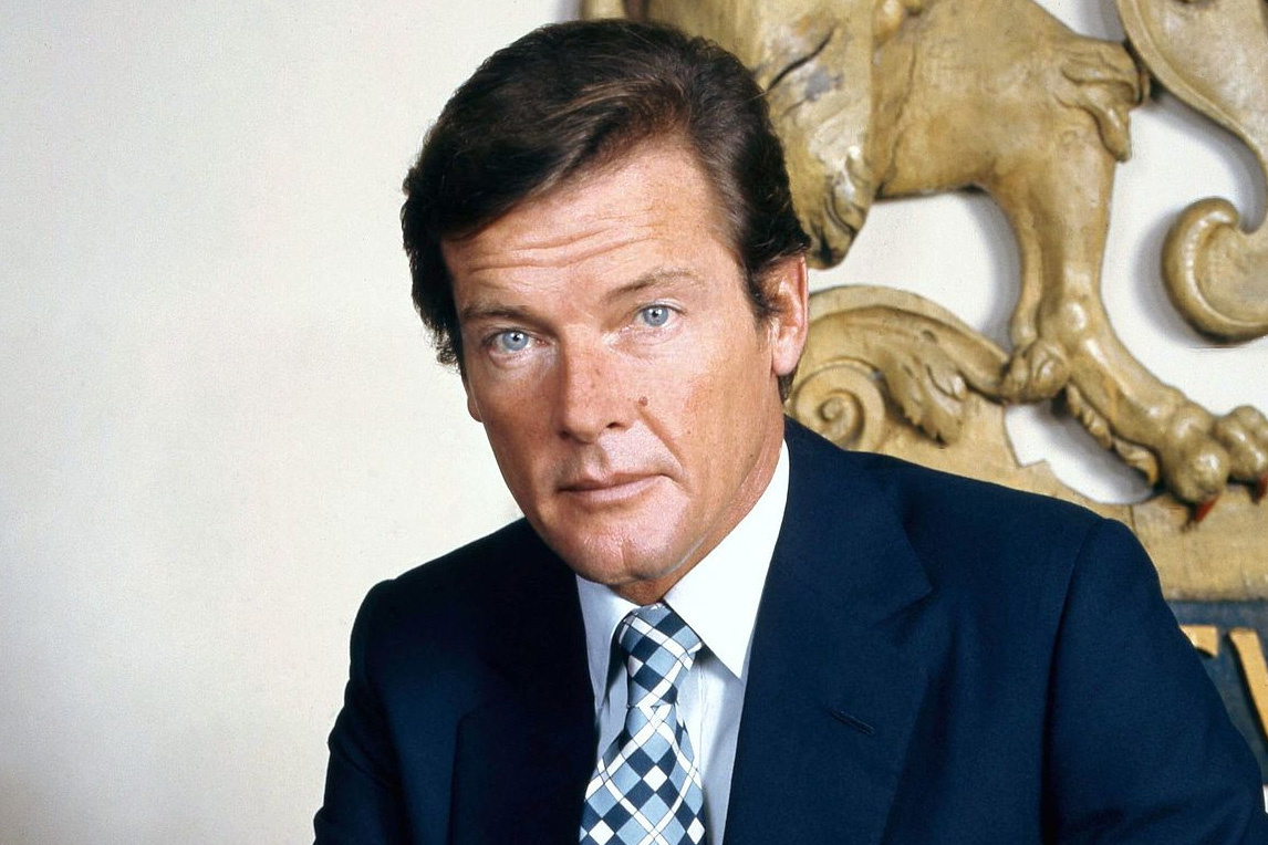 roger-moore-bond-lanyok-cover