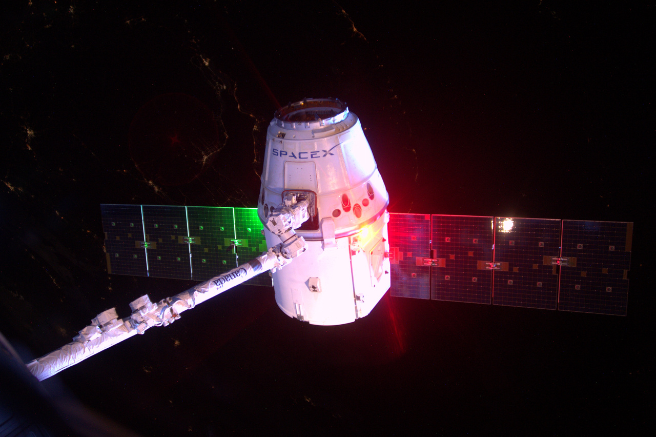 A SpaceX Dragon teherűrhajóját az űrállomás CanadArm karja tartja.