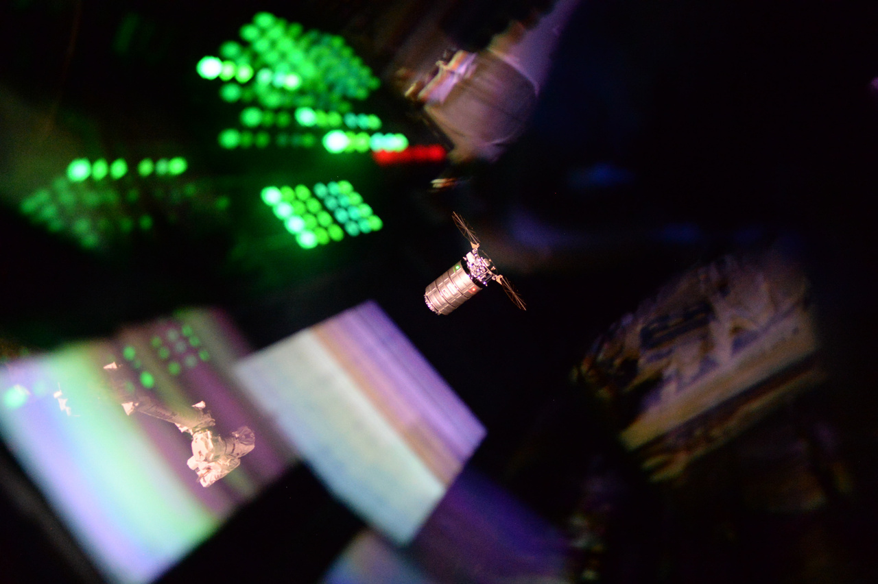 A Cygnus teherűrhajó érkezése az űrállomás kilátójából.