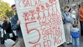 Több százan tiltakoztak Geréb Ágnes meghurcolása ellen