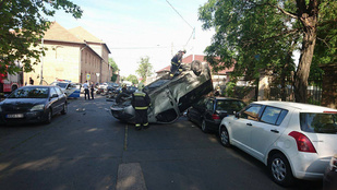 Parkoló autókba csapódott egy mikrobusz a IX. kerületben