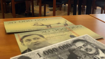 Mészáros Lőrinc arcképével díszített bankókat szórtak civilek Pécsen