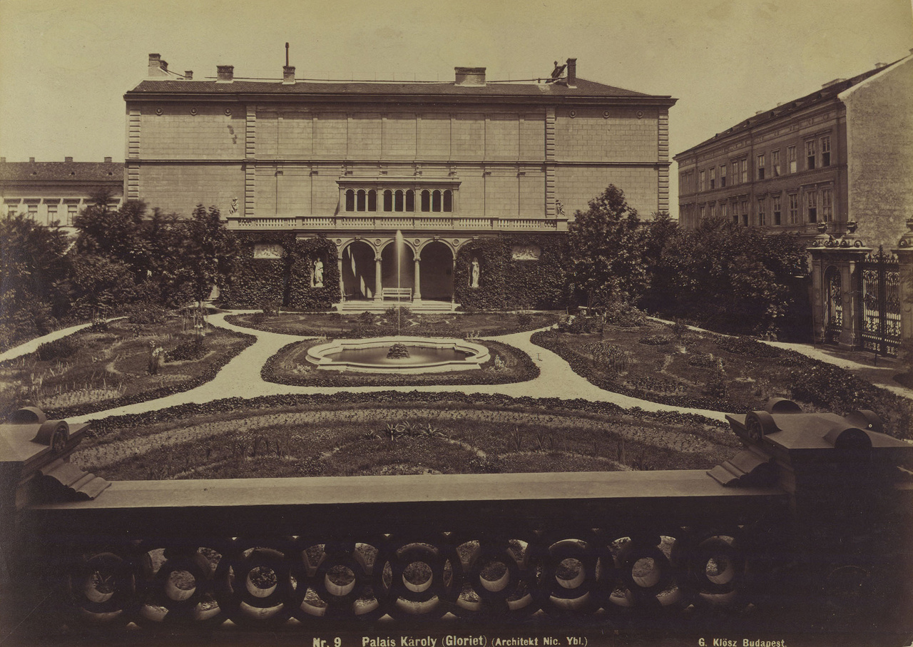 A Pollack Mihály tér és a Múzeum utca sarkán álló Károlyi-palota kertje Klösz György 1881 előtt készült felvételén&nbsp;Az egykori mágnásfertály az 19. században tele volt pompázatos főúri lakokkal és magánkertekkel. Gróf Károlyi Lajos, majd Alajos palotaszomszédai például az Esterházy és a Festetics családok voltak. Ez a Károlyi-kert nem tévesztendő össze a sokat megélt, de ma is látogatható másik Károlyi-kerttel, az egyetemisták, játszóterezők, fűre heveredők kedvenc belvárosi helyével.  A fotó előterében az Ybl Miklós tervezte palota hátsó homlokzatának lépcsőkorlátja látható, innen lehetett megközelíteni a sétányokkal tarkított, szökőkutas kis parkot. A szemben látható gloriette mögött a Károlyi család bérházának tűzfala rejtőzött, amelynek a horizontális és vertikális osztás próbált némi pompát kölcsönözni.