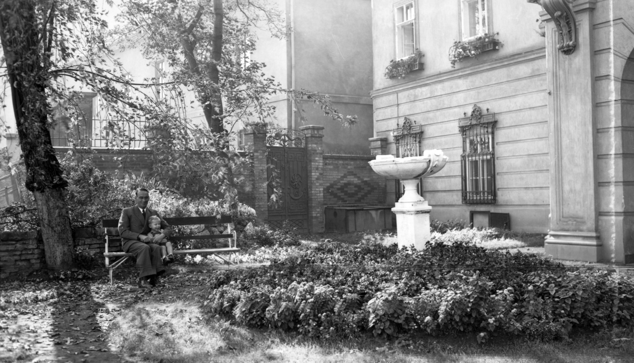 A korábbi brit követség kertje és Ibolya utcai kapuja 1943-ban&nbsp;Az egykori Verbőczy (ma Táncsics Mihály) utcai Hatvany-palota ősfás, burjánzó kertje lehetne akár a vidéki Angliában is. A hulló őszi falevelek alatt egy kisfiú és Carl Lutz svájci diplomata. Ahogy Ungváry Krisztián a Lutz-válogatásban írta, az épület 1942-től a svájci idegen érdekeket ellátó osztály vezetője, azaz Lutz rezidenciája lett. Ugyanis miután Nagy-Britannia és Magyarország között beállt a hadiállapot, a brit diplomácia érdekei képviseletét, illetve ingatlanjait is Svájc rendelkezésére bocsátotta.