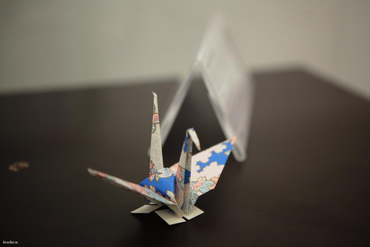 Barack Obama amerikai elnök által hajtogatott origami daru a hirosimai múzeumból.
