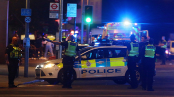 Videón látható, ahogy a londoni rendőrök lelövik a késes terroristákat