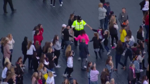 Gyerekekkel táncoló rendőr Ariana Grande manchesteri koncertjének a sztárja