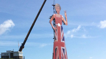 Egy óriási Theresa May mutat be Európának a brit partoknál