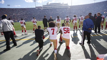Egyre bizarrabb, ami a himnusz alatt tüntető NFL-es körül zajlik