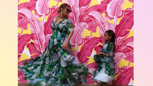 Beyoncé kislánya Givenchy műtősruhában nézheti végig testvérei születését