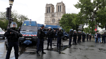 Egy kalapácsos férfi támadt rendőrökre a Notre Dame-nál, lelőtték