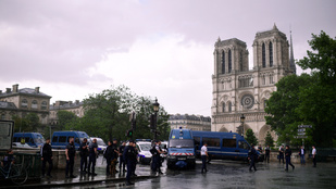 Lezárták a Notre Dame-ot, egy rendőrt támadtak meg!