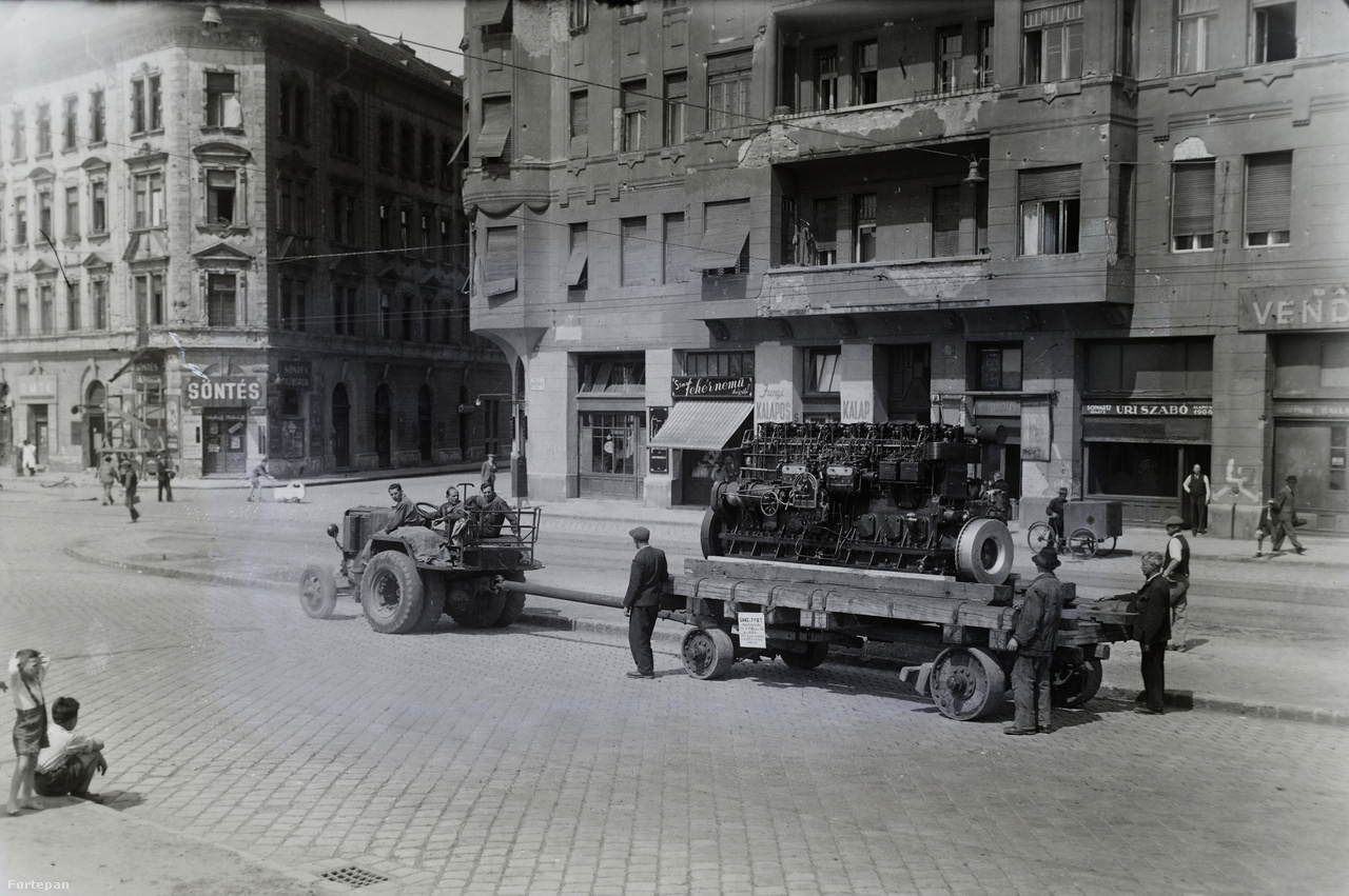 VIII. kerület, Kálvária tér. Traktor vontatja a Ganz gyárban elkészült hajómotort a gránitköves Baross utcán.