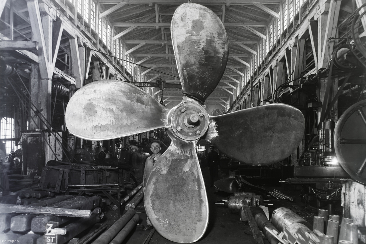 Ember és hajócsavar a Ganz hajógyár népszigeti csarnokában. A kép a huszas-harmincas években készülhetett.