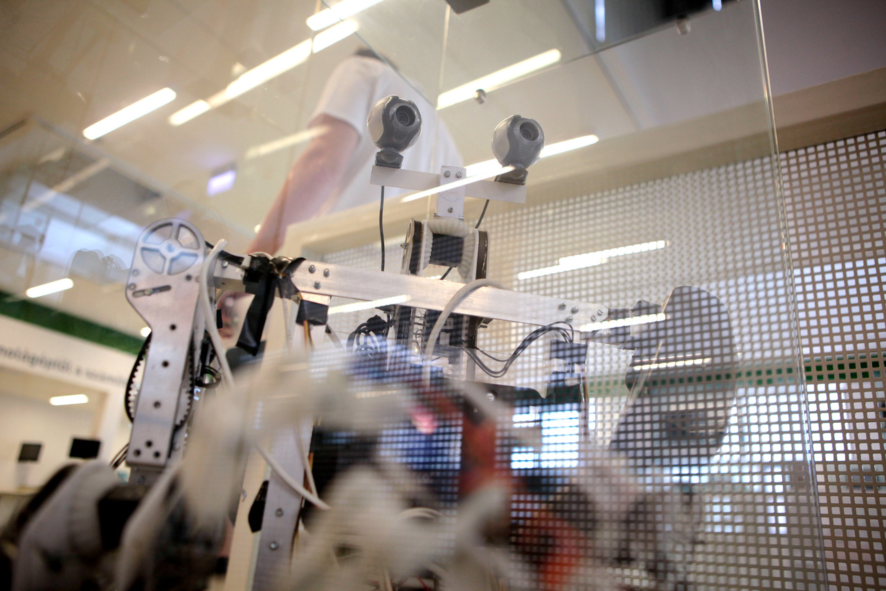 SIMON-5, Pécskai Balázs (NJSZT Robotika Szakosztály) emberszabású robotja 2012-2013-ban készült, ízületeit, ujjait emberszerűen mozgatja.