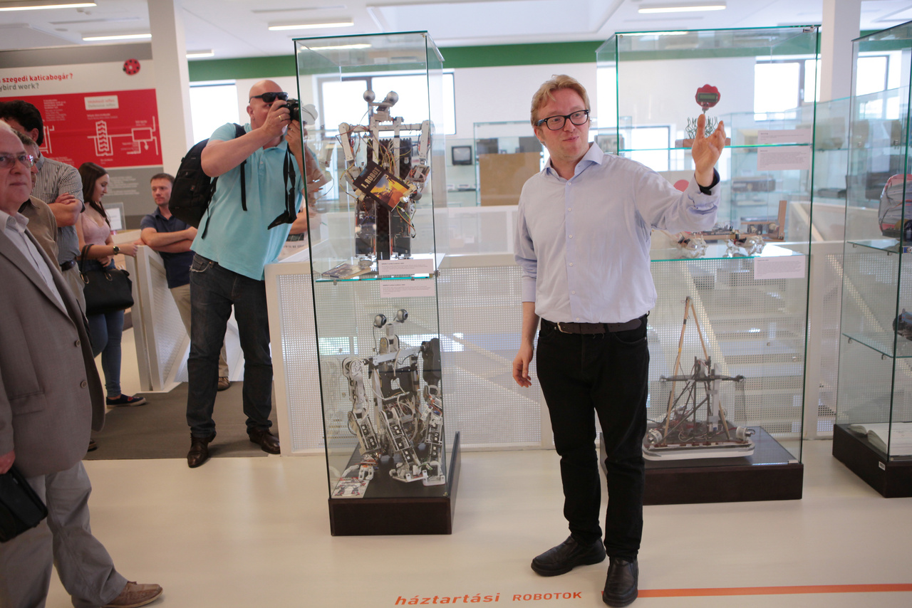 A kiállítás rendezője, Képes Gábor szakmai tárlatvezetésén elsősorban azokat az alkotókat emelte ki, akik a robotika versenyeken és az NJSZT robotika szakosztályában is robotok építésével foglalkoztak, foglalkoznak.