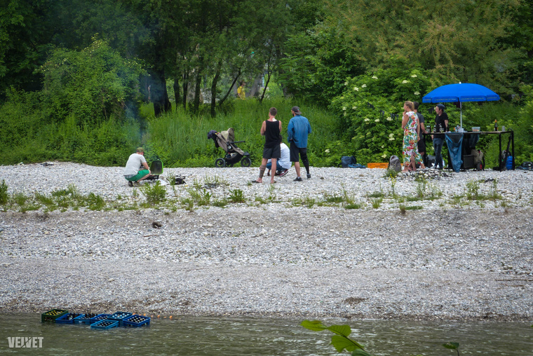 Felkészült versenyzők, mobil bútorokkal, és a folyóban hűlő sörösrekeszekkel.