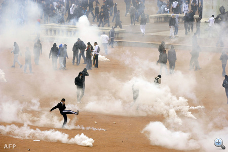 Tüntető-randalírozó gimnazistákat lőnek könnygázzal a rendőrök Lyonban