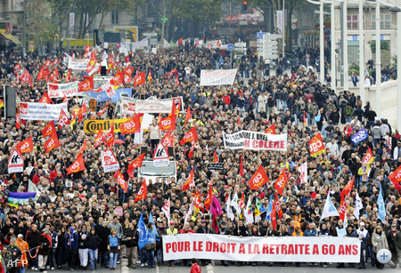 825000-en tüntettek tegnap országszerte a francia kormány tervezett nyugdíjreformja ellen