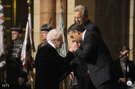 Orbán Viktor miniszterelnök kezet csókol Pétervári Jánosnénak, Pétervári János özvegyének, aki átvette néhai férje posztumusz 1956-os Emlékérmét Schmitt Pál köztársasági elnöktől.