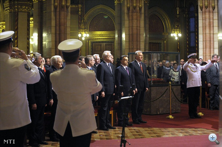  Résztvevők a Himnuszt hallgatják a Parlament kupolacsarnokában.