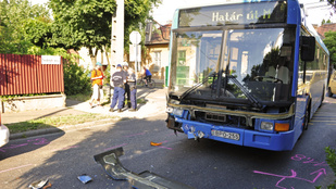 Busz és autó ütközött Budapesten, négyen megsérültek