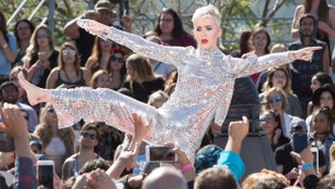 Katy Perry diszkógömb-gyanús szerelése nem éppen a tűző napra való