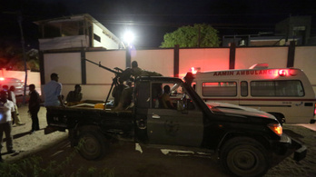 Öngyilkos merénylet és túszdráma egy szomáliai étteremben