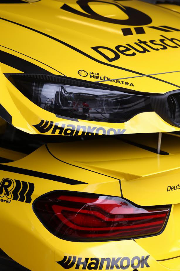 Optikai csalódás? A Timo Glock BMW-jének, a Yellow Beast eleje-hátulja egy sztenderen. A Ezek az alkatrészek kompletten is mindössze néhány kg-ot nyomnak, közel űrtechnológiával készülnek