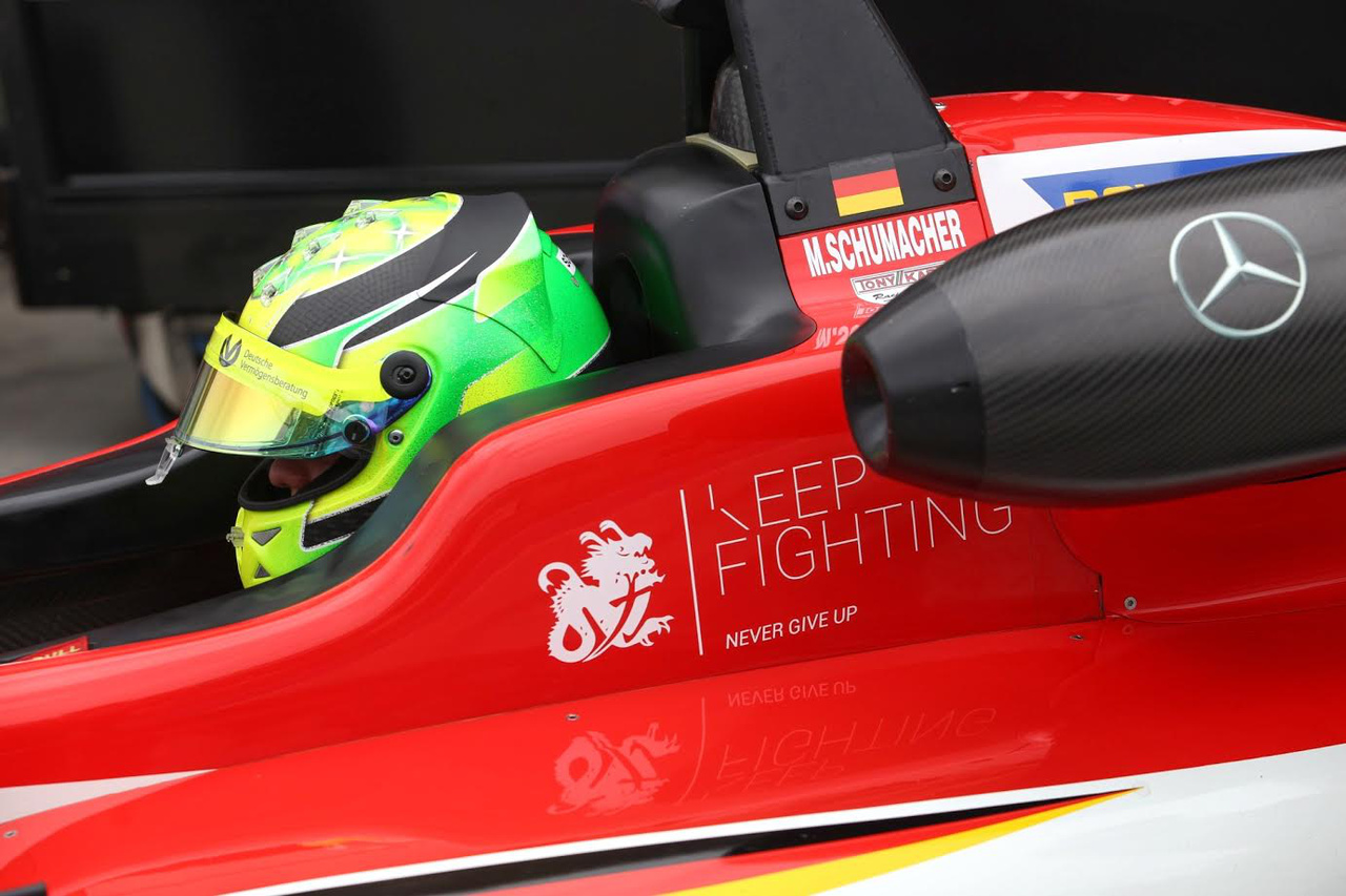 Mick Schumacher, az élő legenda, Michael Schumacher fia a Formula-3 Euroseries-ben bontogatja szárnyait és gyűjti a tapasztalatot, hogy mielőbb édesapja nyomdokaiba léphessen. Az autón is hordozza az üzenetet: ne add fel Schumi, harcolj!