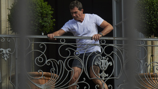 Antonio Banderas alsógatyában parádézott egy erkélyen