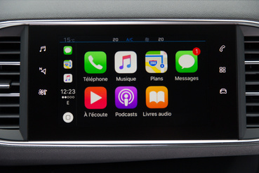 A fedélzeti rendszer az Apple CarPlay vagy Android Auto segítségével tud telefont kezelni