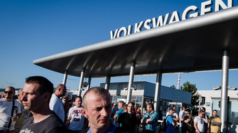 550 ezer forintos átlagfizetéssel sztrájkolnak a VW pozsonyi alkalmazottai