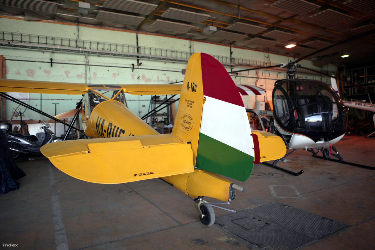 A Rubik Ernő tervezte R-18c Kánya a Mezőgazdasági és Élelmezésügyi Minisztérium Repülőgépes Szolgálat, azaz a MÉM RSZ hangárjában.