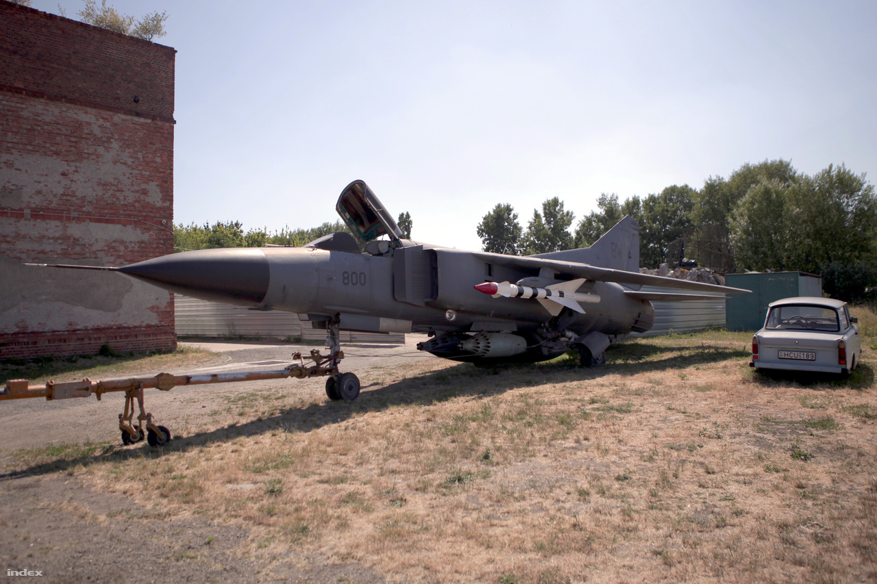 MiG-23-as vadászgép áll a főhangár mellett.