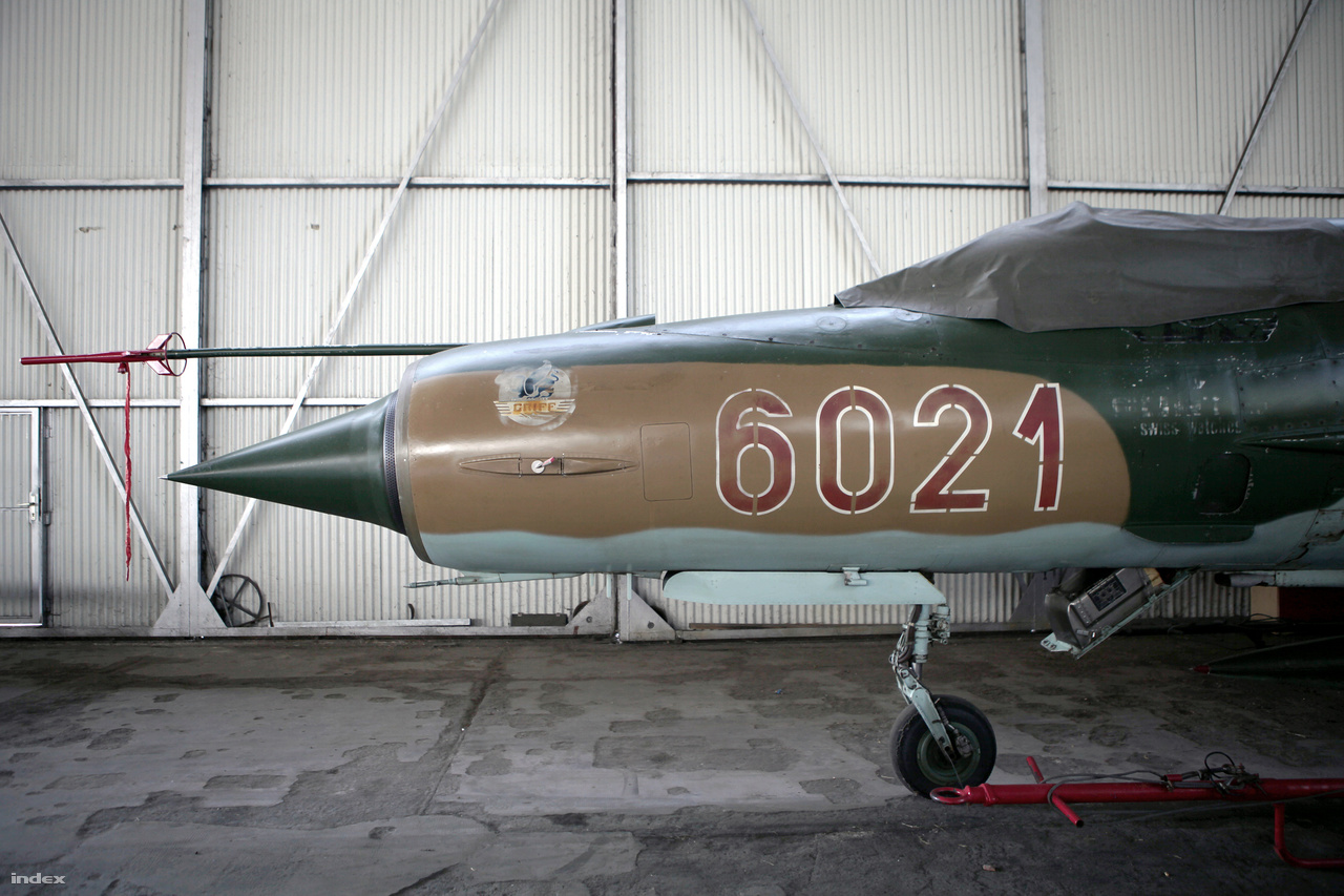 A magyar légierő 6021-es számú MiG-21-es vadászgépét 2000-ben vonták ki a forgalomból.